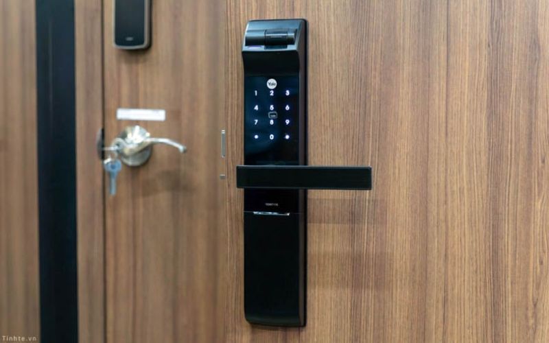 Khoá cửa vân tay Yale